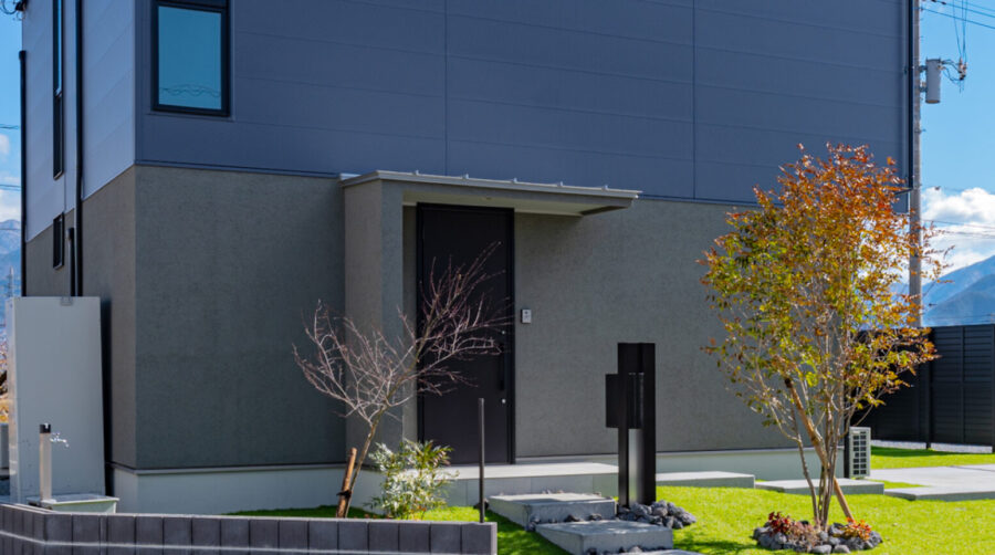 北欧シンプルモダン　外構　外壁　おしゃれ　ガルバリウム鋼板　塗り壁