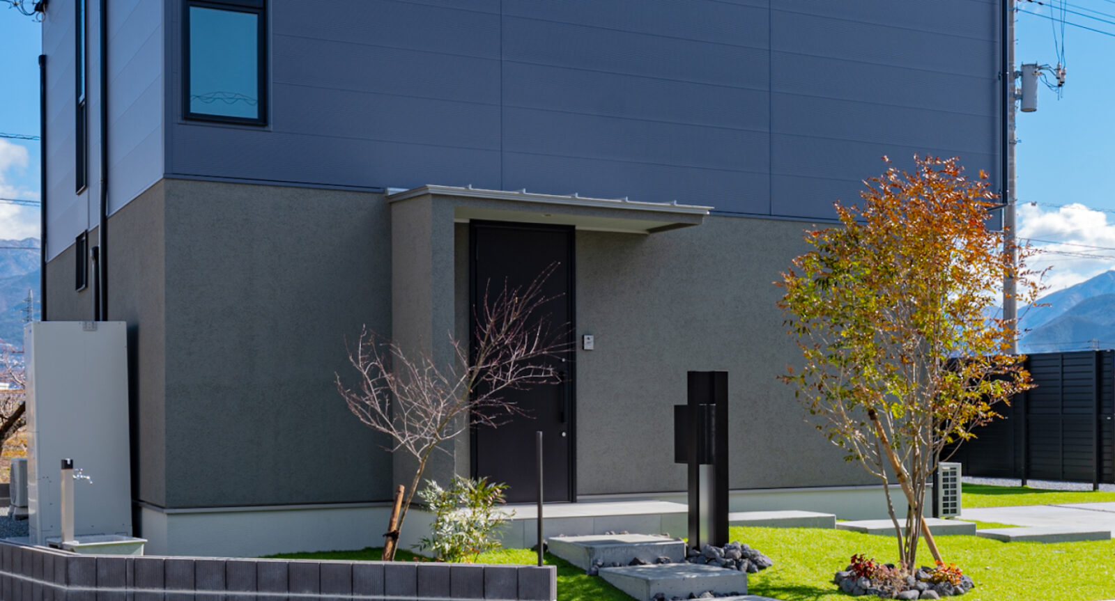 北欧シンプルモダン　外構　外壁　おしゃれ　ガルバリウム鋼板　塗り壁