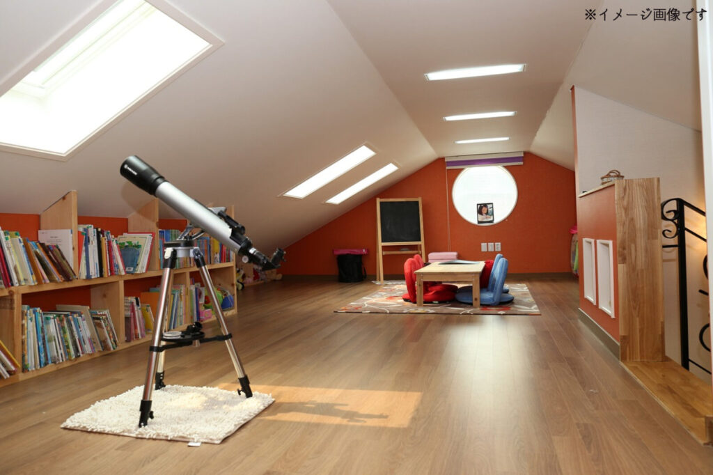 屋根裏部屋　イメージ画像　天体望遠鏡　丸窓　絵本